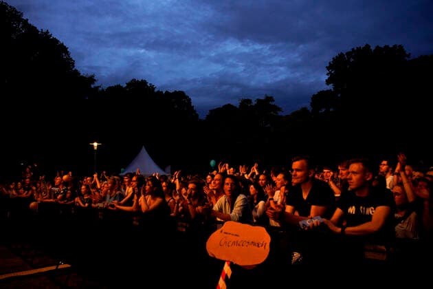 Kosmos Festival 2022 Chemnitz, Kosmos Festival, 17 06 2022, spectators at the music act Mighty Oaks Chemnitz Stadtzenrum