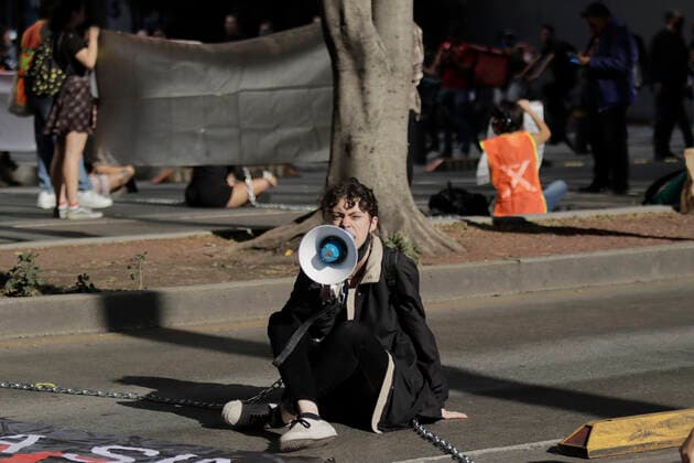Activists Demand An End To Bullfighting In Mexico City Member of a group in favor of animals, demonstrates chained in front of the facilities of GNP Seguros (partner and sponsor of Plaza MÃ xico) on Avenida de los Insurgentes in Mexico City, to demand an end to bullfighting in Mexico . Mexico City Mexico City Mexico  Copyright: xGerardoxVieyrax originalFilename: vieyra-notitle220617_npPgT.jpg
