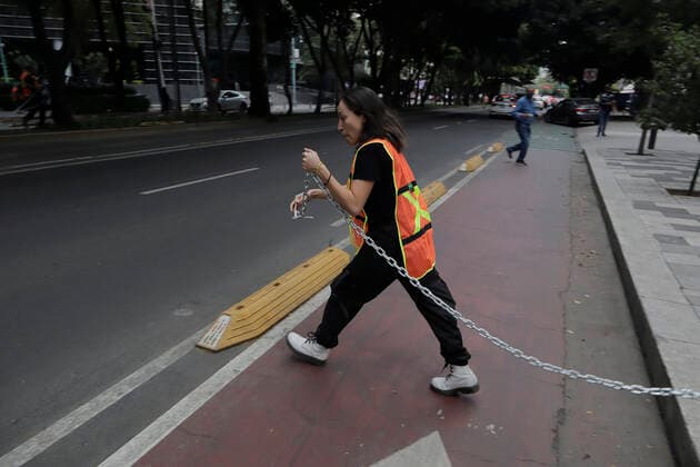 Activists Demand An End To Bullfighting In Mexico City A member of a pro-animal collective demonstrates chained in front of the premises of GNP Seguros (partner and sponsor of the Plaza Mexico) on Avenida de los Insurgentes in Mexico City, to demand a stop to bullfighting in Mexico. Mexico City Mexico City Mexico  Copyright: xGerardoxVieyrax originalFilename: vieyra-notitle220617_npqsu.jpg