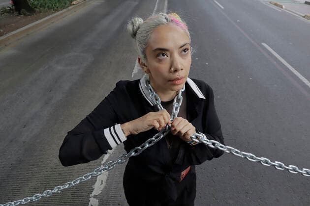 Activists Demand An End To Bullfighting In Mexico City Member of a group in favor of animals, demonstrates chained in front of the facilities of GNP Seguros (partner and sponsor of Plaza MÃ xico) on Avenida de los Insurgentes in Mexico City, to demand an end to bullfighting in Mexico . Mexico City Mexico City Mexico  Copyright: xGerardoxVieyrax originalFilename: vieyra-notitle220617_npEdb.jpg