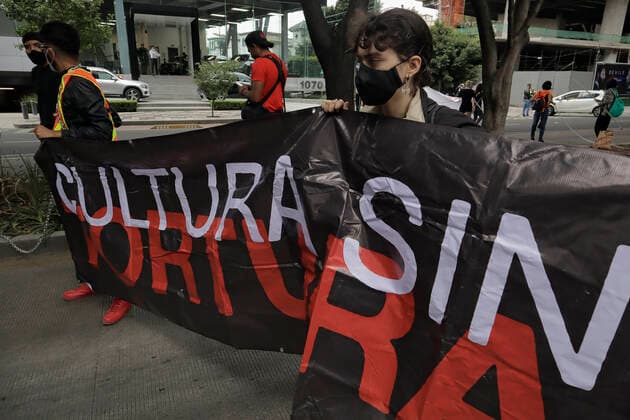 Activists Demand An End To Bullfighting In Mexico City Members of a group in favor of animals demonstrate chained and carrying blankets in front of the facilities of GNP Seguros (partner and sponsor of Plaza MÃ xico) on Avenida de los Insurgentes in Mexico City, to demand an end to bullfights. bulls in Mexico. Mexico City Mexico City Mexico  Copyright: xGerardoxVieyrax originalFilename: vieyra-notitle220617_npeLn.jpg