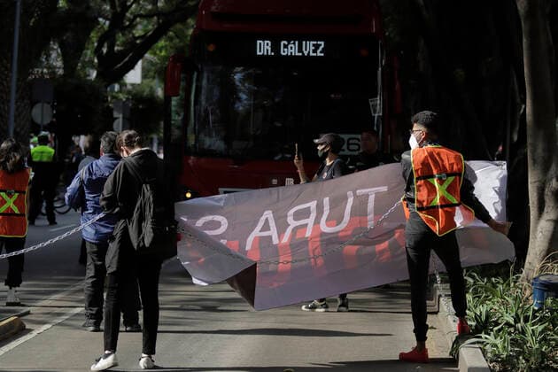 Activists Demand An End To Bullfighting In Mexico City Members of a group in favor of animals demonstrate chained and carrying blankets in front of the facilities of GNP Seguros (partner and sponsor of Plaza MÃ xico) on Avenida de los Insurgentes in Mexico City, to demand an end to bullfights. bulls in Mexico. Mexico City Mexico City Mexico  Copyright: xGerardoxVieyrax originalFilename: vieyra-notitle220617_npGBn.jpg