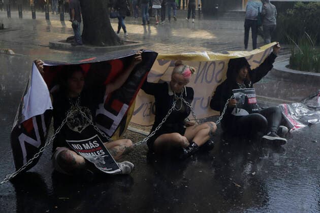 Activists Demand An End To Bullfighting In Mexico City Members of a group in favor of animals demonstrate chained in the rain in front of the facilities of GNP Seguros (partner and sponsor of Plaza MÃ xico) on Avenida de los Insurgentes in Mexico City, to demand an end to bullfights. bulls in Mexico. Mexico City Mexico City Mexico  Copyright: xGerardoxVieyrax originalFilename: vieyra-notitle220617_npSgl.jpg