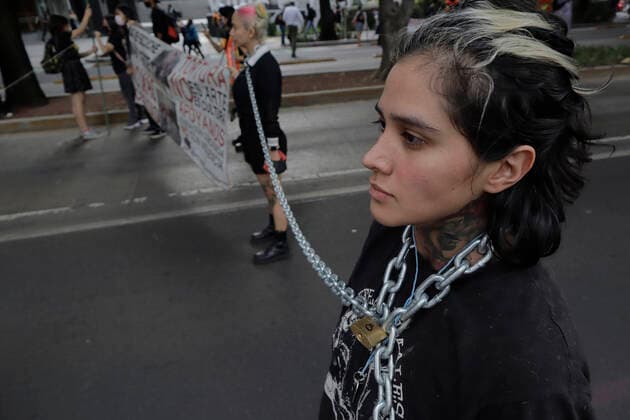 Activists Demand An End To Bullfighting In Mexico City Members of a pro-animal collective demonstrated chained in front of the GNP Seguros (partner and sponsor of the Plaza Mexico) facilities on Avenida de los Insurgentes in Mexico City, to demand a stop to bullfighting in Mexico. Mexico City Mexico City Mexico  Copyright: xGerardoxVieyrax originalFilename: vieyra-notitle220617_npy70.jpg
