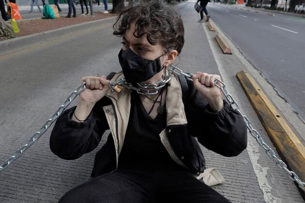 Activists Demand An End To Bullfighting In Mexico City Member of a group in favor of animals, demonstrates chained in front of the facilities of GNP Seguros (partner and sponsor of Plaza MÃ xico) on Avenida de los Insurgentes in Mexico City, to demand an end to bullfighting in Mexico . Mexico City Mexico City Mexico  Copyright: xGerardoxVieyrax originalFilename: vieyra-notitle220617_npVNX.jpg