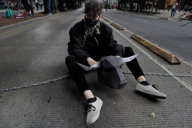 Activists Demand An End To Bullfighting In Mexico City Member of a group in favor of animals, demonstrates chained in front of the facilities of GNP Seguros (partner and sponsor of Plaza MÃ xico) on Avenida de los Insurgentes in Mexico City, to demand an end to bullfighting in Mexico . Mexico City Mexico City Mexico  Copyright: xGerardoxVieyrax originalFilename: vieyra-notitle220617_nptkt.jpg