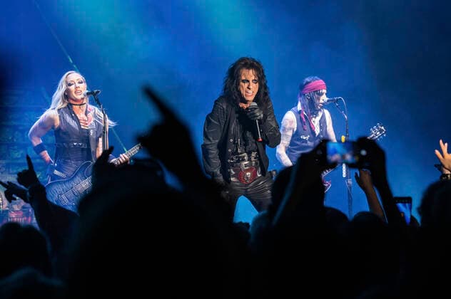 Nita Strauss, Alice Cooper and Tommy Hendriksen live at a concert of the Detroit Muscle Live Tour at Stadthalle Zwickau, 17 06 2022 Foto:xM.xPatzigx xFuturexImage