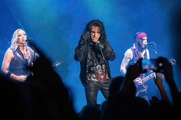 Nita Strauss, Alice Cooper and Tommy Hendriksen live at a concert of the Detroit Muscle Live Tour at Stadthalle Zwickau, 17 06 2022 Foto:xM.xPatzigx xFuturexImage