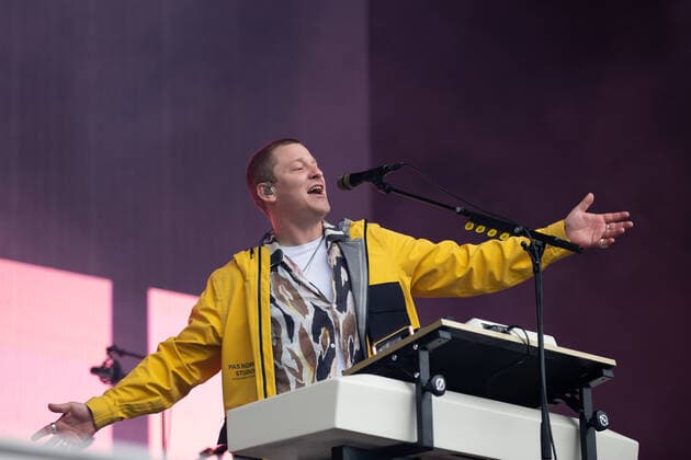 Jungle live at Piknik i Parken, Oslo, Norway Oslo, Norway. 17th, June 2022. The British band and music collective Jungle performs a live concert during the Norwegian music festival Piknik i Parken 2022 in Oslo. Here singer and musician Tom McFarland is seen live on stage. Oslo Norway  Copyright: xGonzalesxPhoto Per-OttoxOppix