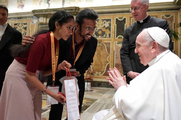News Bilder des Tages June 18, 2022, Vatican City, Vatican City: This handout picture made available by Vatican Media Press Office shows Pope Francis giving audience to the participants at the Syro-Malabar Youth Leaders Conference, Vatican City, 18 June 2022. ANSA Vatican Media Press Office handout Vatican City Vatican City  - ZUMAa110 20220618_zaf_a110_013 Copyright: xVaticanxMediaxPressxOfficexHandox