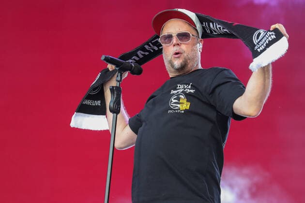 DIE FANTASTISCHEN VIER 30 Jahre Live on 17 06 2022 in the Hänsch Arena in Meppen The Fantastischen Vier at your concert in Meppen, here Smudo holds up a Troy in Meppen scarf photo osnapix DIE FANTASTISCHEN VIER 30 Jahre Live MH