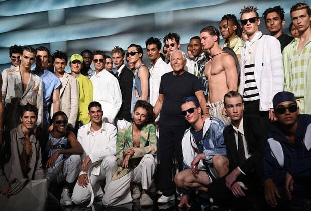 Entertainment Themen der Woche KW24 Entertainment Bilder des Tages June 18, 2022, Milan, Italy: Italian fashion designer Giorgio Armani poses with models after the presentation of his Emporio Armani Spring Summer 2023 menswear collection during the Milan Men s Fashion Week, in Milan, Italy, 18 June 2022. The Milano Moda Uomo displays Spring Summer 2023 collections and runs from 17 to 21 June. ANSA DANIEL DAL ZENNARO Milan Italy - ZUMAa110 20220618_zaf_a110_021 Copyright: xDanielxDalxZennarox