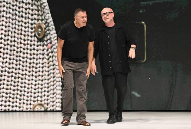 Entertainment Bilder des Tages June 18, 2022, Milan, Italy: Italian fashion designers Domenica Dolce (R) and Stefano GAabbana appears on the catwalk after the presentation of their Dolce&Gabbana Spring Summer 2023 menswear collection during the Milan Men s Fashion Week, in Milan, Italy, 18 June 2022. The Milano Moda Uomo displays Spring Summer 2023 collections and runs from 17 to 21 June. ANSA DANIEL DAL ZENNARO Milan Italy - ZUMAa110 20220618_zaf_a110_024 Copyright: xDanielxDalxZennarox
