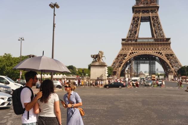 PARIS, FRANCE - JUNE 18: Heat wave with temperatures up to 42Â°C striking France and the capital Paris on June 18th, 2022 in Paris, France Paris France *** PARIS, FRANKREICH 18. JUNI Hitzewelle mit Temperaturen bis zu 42Â°C in Frankreich und der Hauptstadt Paris am 18. Juni 2022 in Paris, Frankreich Paris Frankreich Copyright: xx