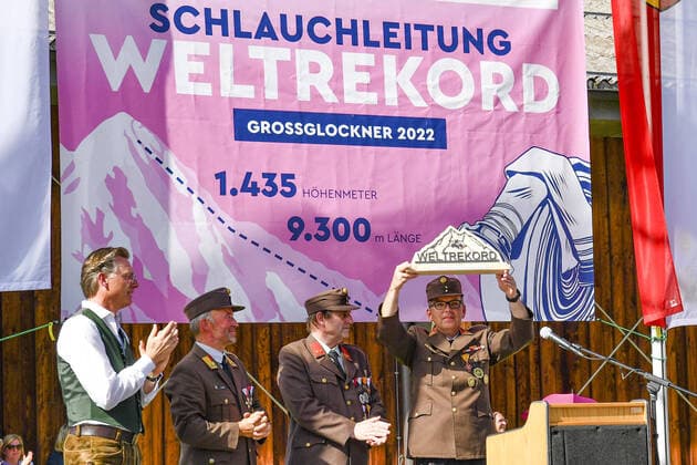 Bilder des Jahres 2022, News 06 Juni 20220618 Weltrekordversuch der Freiwilligen Feuerwehr Bruck an der Grossglocknerstrasse BRUCK AN DER GROSSGLOCKNERSTRASSE, AUSTRIA - JUNE 18: Dr. Johannes Hoerl Vorstand und Generaldirektor der Grossglockner Hochalpenstrassen, Brandrad Franz Eder Freiwillige Feuerwehr Bruck an der Grossglocknerstrasse, Hauptbrandinspektor Peter Oberhollenzer Freiwillige Feuerwehr Fusch und Hauptbrandinspektor Christian Plaickner Freiwillige Feuerwehr Bruck an der Grossglocknerstrasse beim Weltrekord bei der Edelweissspitze am 18.Juni 2022 in Bruck an der Grossglocknerstrasse,Oesterreich 220618_SEPA_26_012 Copyright: xHansxPeterxLottermoserx SEPAxMedia