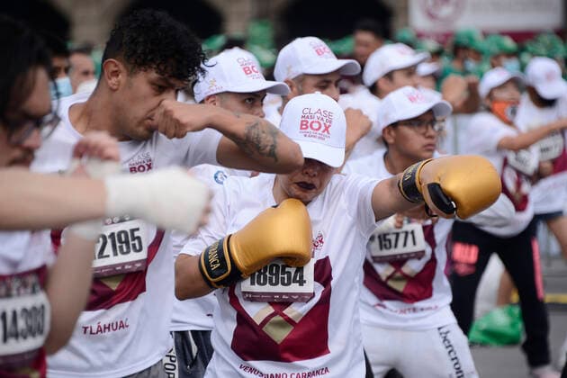 June 18, 2022, Mexico City, Mexico City, Mexico: June 18, 2022, Mexico City, Mexico: Participants during the massive boxing class in the Mexico City zocalo, where the new Guinness World Record was obtained with a total of 14,299 persons taking boxing class. on June 18, 2022 in Mexico City, Mexico. Mexico City Mexico - ZUMAe321 20220618_zia_e321_004 Copyright: xCarlosxTischlerx xEyepixxGroupx