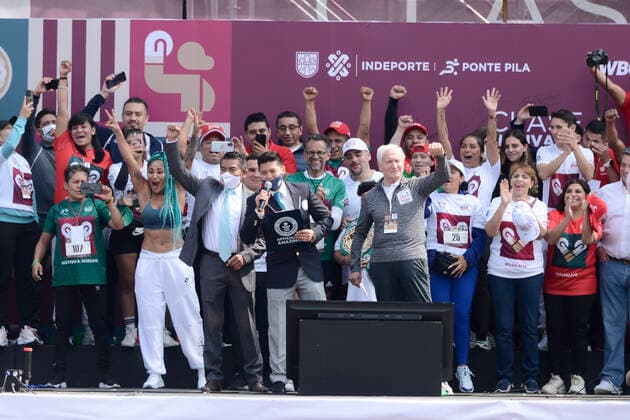 June 18, 2022, Mexico City, Mexico City, Mexico: June 18, 2022, Mexico City, Mexico: Participants during the massive boxing class in the Mexico City zocalo, where the new Guinness World Record was obtained with a total of 14,299 persons taking boxing class. on June 18, 2022 in Mexico City, Mexico. Mexico City Mexico - ZUMAe321 20220618_zia_e321_009 Copyright: xCarlosxTischlerx xEyepixxGroupx