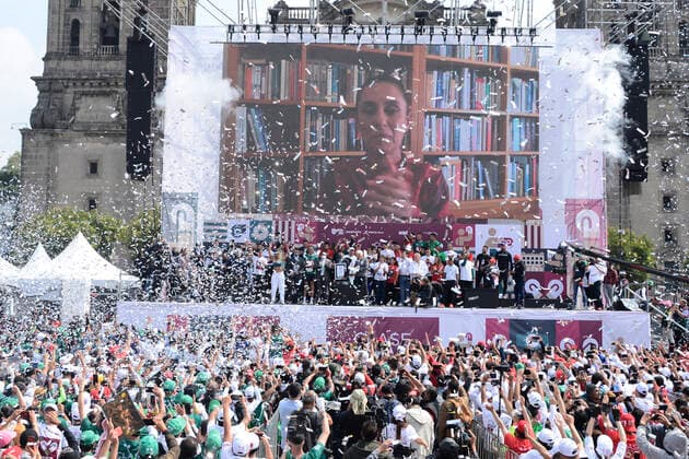 June 18, 2022, Mexico City, Mexico City, Mexico: June 18, 2022, Mexico City, Mexico: Participants during the massive boxing class in the Mexico City zocalo, where the new Guinness World Record was obtained with a total of 14,299 persons taking boxing class. on June 18, 2022 in Mexico City, Mexico. Mexico City Mexico - ZUMAe321 20220618_zia_e321_010 Copyright: xCarlosxTischlerx xEyepixxGroupx