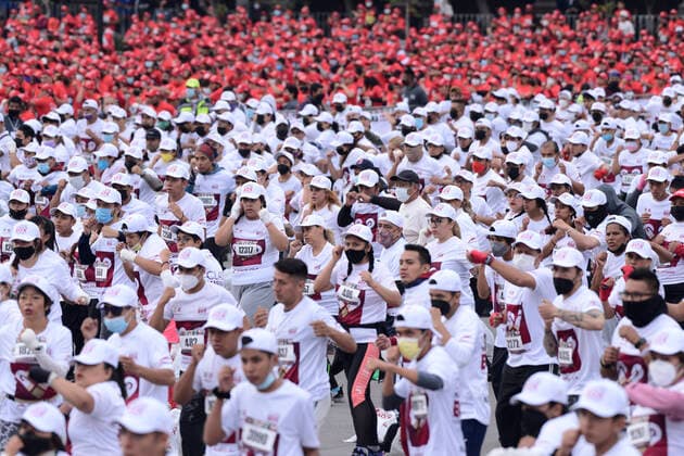 News Bilder des Tages June 18, 2022, Mexico City, Mexico City, Mexico: June 18, 2022, Mexico City, Mexico: Participants during the massive boxing class in the Mexico City zocalo, where the new Guinness World Record was obtained with a total of 14,299 persons taking boxing class. on June 18, 2022 in Mexico City, Mexico. Mexico City Mexico - ZUMAe321 20220618_zia_e321_038 Copyright: xCarlosxTischlerx xEyepixxGroupx