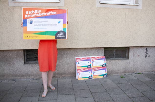 Bilder des Jahres 2022, News 06 Juni News Bilder des Tages IchBinArmutsbetroffen Fotoaktion Am 18.6.2022 gab es in München ein Fotoflashmob der Kampagne Ich Bin Armutsbetroffen. Die Bewegung bildete sich auf Twitter, nachdem eine Hartz IV Empfängerin am 17.5. einen Tweet absetzte, in dem sie ihre Situation beschrieb und den Hashtag IchBinArmutsbetroffen verwendete. Im Anschluss trendete der Hashtag auf Twitter und erzeugte so bundesweit Aufmerksamkeit. -- On June 18, 2022 there was a photo flashmob of activists of the campaign I am affected of poverty. The movement grew from a tweet of a Hartz IV recipient which described her conditions living from public welfare. She used the Hashtag IAmAffectedOfPoverty. The Hashtag trended afterwards all over Germany. München Bayern Deutschland Copyright: xTanjaxAhrendx