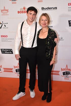Justus Johanssen and his mother Adrienne Friedländer at the presentation of the Askania Award on 18 06 2022 in Berlin Askania Award 2022 in Berlin