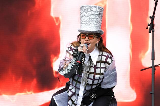 Entertainment Bilder des Tages June 18, 2022, Newport, United Kingdom: British born creative artist and urban pop soloist Daisy Bertenshaw, aka Chinchilla, performing live on stage at the Isle of Wight Festival. Newport United Kingdom - ZUMAs197 20220618_zaa_s197_119 Copyright: xDawnxFletcher-Parkx