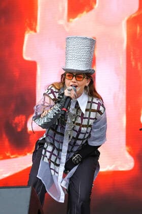 June 18, 2022, Newport, United Kingdom: British born creative artist and urban pop soloist Daisy Bertenshaw, aka Chinchilla, performing live on stage at the Isle of Wight Festival. Newport United Kingdom - ZUMAs197 20220618_zaa_s197_120 Copyright: xDawnxFletcher-Parkx
