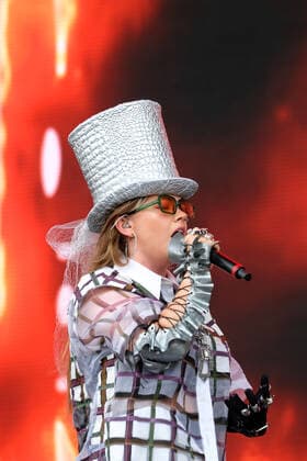 June 18, 2022, Newport, United Kingdom: British born creative artist and urban pop soloist Daisy Bertenshaw, aka Chinchilla, performing live on stage at the Isle of Wight Festival. Newport United Kingdom - ZUMAs197 20220618_zaa_s197_122 Copyright: xDawnxFletcher-Parkx