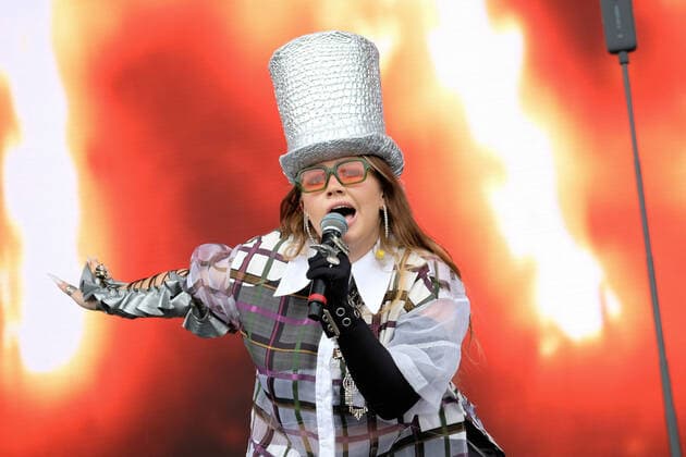 June 18, 2022, Newport, United Kingdom: British born creative artist and urban pop soloist Daisy Bertenshaw, aka Chinchilla, performing live on stage at the Isle of Wight Festival. Newport United Kingdom - ZUMAs197 20220618_zaa_s197_133 Copyright: xDawnxFletcher-Parkx