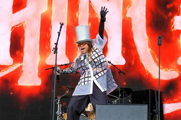 June 18, 2022, Newport, United Kingdom: British born creative artist and urban pop soloist Daisy Bertenshaw, aka Chinchilla, performing live on stage at the Isle of Wight Festival. Newport United Kingdom - ZUMAs197 20220618_zaa_s197_136 Copyright: xDawnxFletcher-Parkx