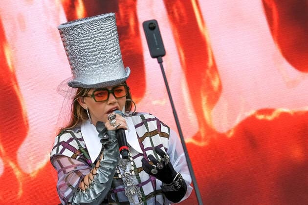 June 18, 2022, Newport, United Kingdom: British born creative artist and urban pop soloist Daisy Bertenshaw, aka Chinchilla, performing live on stage at the Isle of Wight Festival. Newport United Kingdom - ZUMAs197 20220618_zaa_s197_139 Copyright: xDawnxFletcher-Parkx