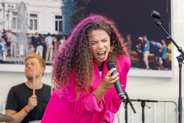 The Bonn singer Makeda during her live performance on stage in the park of Villa Hammerschmidt Open Day at Villa Hammerschmidt and the Federal Ministry for Economic Cooperation and Development BMZ, former Federal Chancellery in Bonn 18 06 2022 Bonn Gronau NRW Germany