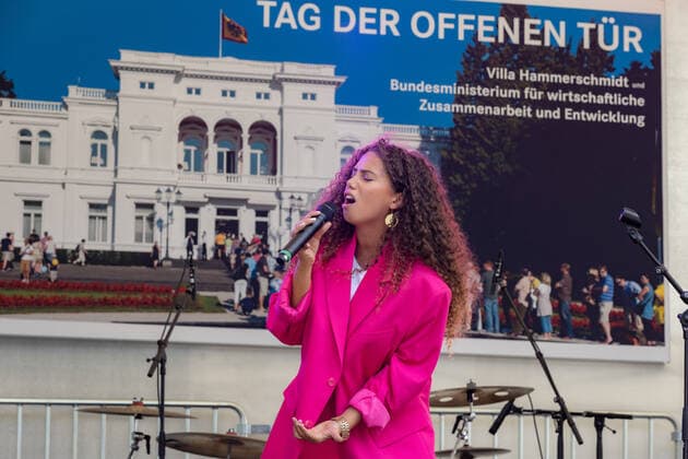 The Bonn singer Makeda during her live performance on stage in the park of Villa Hammerschmidt Open Day at Villa Hammerschmidt and the Federal Ministry for Economic Cooperation and Development BMZ, former Federal Chancellery in Bonn 18 06 2022 Bonn Gronau NRW Germany