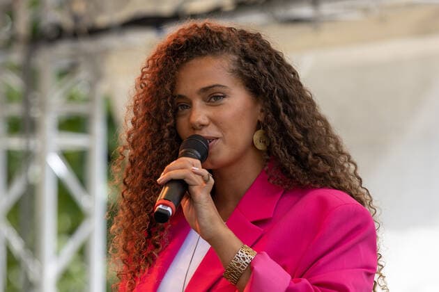 The Bonn singer Makeda during her live performance on stage in the park of Villa Hammerschmidt Open Day at Villa Hammerschmidt and the Federal Ministry for Economic Cooperation and Development BMZ, former Federal Chancellery in Bonn 18 06 2022 Bonn Gronau NRW Germany