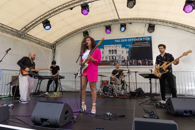 The Bonn singer Makeda during her live performance on stage in the park of Villa Hammerschmidt Open Day at Villa Hammerschmidt and the Federal Ministry for Economic Cooperation and Development BMZ, former Federal Chancellery in Bonn 18 06 2022 Bonn Gronau NRW Germany