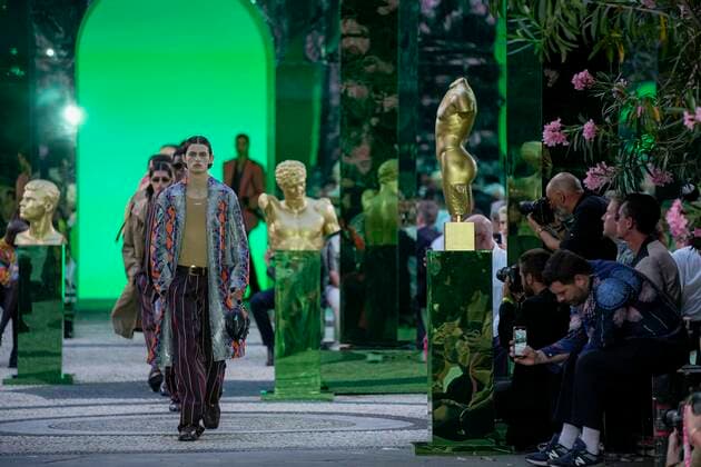 Bilder des Jahres 2022, Entertainment 06 Juni Entertainment Themen der Woche KW24 Entertainment Bilder des Tages Milan, Milan Fashion Week, men s spring summer 2023. Milan, Men s fashion, spring summer 2023.VERSACE fashion show catwalk Pictured: model  Copyright: xRiccardoxGiordanox xipa-agency.nx xModaxMilanox
