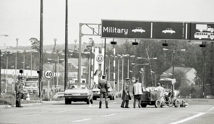 09.05.1983. Zonengrenzkontrollpunkt Helmstedt-Marienborn. DDR Grenzer halten Wache bei Markierungsarbeiten. Im Hintergrund die Flutlichtmasten des Abfertigungshofes in Marienborn. *** 09 05 1983 Zone border checkpoint Helmstedt Marienborn GDR border guards stand guard during marking work In the background the floodlight masts of the clearance yard in Marienborn