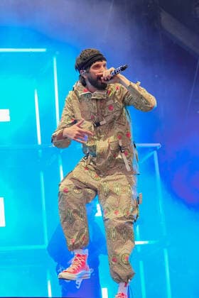 June 18, 2022, Newport, Isle of Wight, United Kingdom: British singer songwriter and guitarist Sergio Pizzorno, front man British indie rock band Kasabian, winners of the 2010 and 2014 Q Awards Best Act in the World Today performing live on stage at the Isle of Wight Festival, Seaclose Park. Newport United Kingdom - ZUMAs197 20220618_zaa_s197_236 Copyright: xDawnxFletcher-Parkx