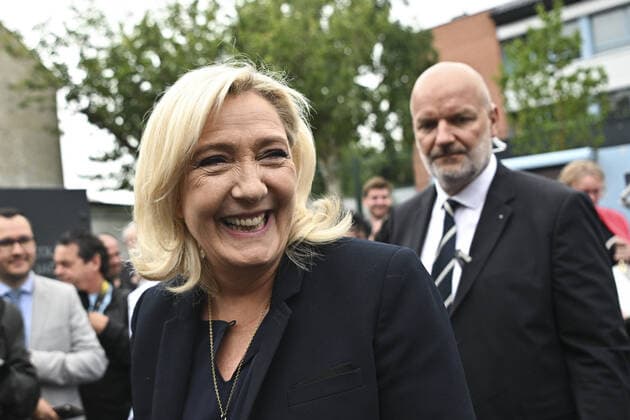 Marine Le Pen se rend aux Urnes et vote pour le second Tour des elections Legislatives de 2022 accompagnee de son garde du corps Thierry Legier NEWS : Vote de Marine Le Pen - Second Tour des elections Legislatives - Henin Beaumont JBAutissier Panoramic 