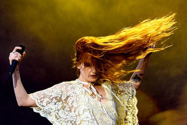 Berlin Tempelhof Sounds Festival Berlin 2022 10.06.2022,Die Saengerin Florence Leontine Mary Welch von der englischen Band Florence + the Machine steht beim Tempelhof-Sounds Festival auf dem Gelände des ehemaligen Flughafens Berlin Tempelhof auf der Buehne *** Berlin Tempelhof Sounds Festival Berlin 2022 10 06 2022,The singer Florence Leontine Mary Welch from the English band Florence the Machine is on stage at the Tempelhof Sounds Festival on the grounds of the former airport Berlin Tempelhof Copyright: xLakomski Eibner-Pressefotox EP_dli