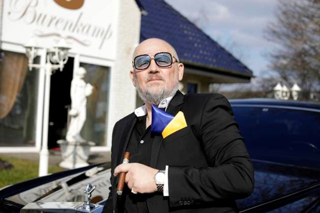 06.03.2022 Dorsten Swinger Club Villa Palazzo Prinz Alexander von Anhalt stellt seinen wegen Corona geschlossenen Club für Ukraine Flüchtlinge Übergangsweise zur Verfügung . In den vielen Vergnügungszimmern finden mindestens 8 Familen Platz . Küche und Sanitäranlagen ausreichend vorhanden Hier mit sein Rolls - Royce vor dem Club *** 06 03 2022 Dorsten Swinger Club Villa Palazzo Prince Alexander von Anhalt provides his club closed because of Corona for Ukraine refugees transitionally In the many pleasure rooms find at least 8 families place Kitchen and sanitary facilities sufficiently available Here with his Rolls Royce in front of the club