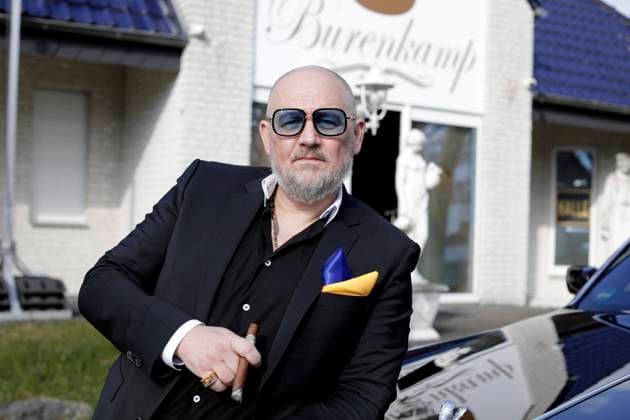 06.03.2022 Dorsten Swinger Club Villa Palazzo Prinz Alexander von Anhalt stellt seinen wegen Corona geschlossenen Club für Ukraine Flüchtlinge Übergangsweise zur Verfügung . In den vielen Vergnügungszimmern finden mindestens 8 Familen Platz . Küche und Sanitäranlagen ausreichend vorhanden *** 06 03 2022 Dorsten Swinger Club Villa Palazzo Prince Alexander von Anhalt makes his club, which was closed because of Corona, available to Ukraine refugees for a transitional period In the many pleasure rooms there is room for at least 8 families Kitchen and sanitary facilities sufficiently available