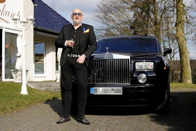 06.03.2022 Dorsten Swinger Club Villa Palazzo Prinz Alexander von Anhalt stellt seinen wegen Corona geschlossenen Club für Ukraine Flüchtlinge Übergangsweise zur Verfügung . In den vielen Vergnügungszimmern finden mindestens 8 Familen Platz . Küche und Sanitäranlagen ausreichend vorhanden Hier mit sein Rolls - Royce vor dem Club *** 06 03 2022 Dorsten Swinger Club Villa Palazzo Prince Alexander von Anhalt provides his club closed because of Corona for Ukraine refugees transitionally In the many pleasure rooms find at least 8 families place Kitchen and sanitary facilities sufficiently available Here with his Rolls Royce in front of the club