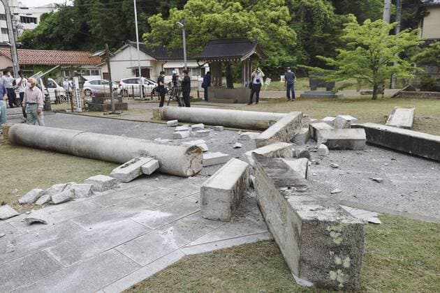 Bilder des Jahres 2022, News 06 Juni News Bilder des Tages M5.4 quake hits Ishikawa Pref. Photo taken on June 19, 2022, shows a collapsed gateway at the entrance to a shinto shrine in the Ishikawa Prefecture city of Suzu, central Japan, following an earthquake with a preliminary magnitude of 5.4. The quake registered lower 6 on the Japanese seismic intensity scale of 7 in the city, at the tip of the Noto Peninsula in the prefecture, according to the Japan Meteorological Agency.  A14AA0001302887P
