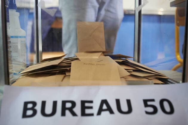 Second Round Of The Legislatives Elections In Toulouse A ballot paper falls in the urn after a voter carries his vote. For the second round of the French legislative elections, people go to the polling station. Even if pollsters said that abstention will be around 50% (a record for a presidential election), assessors of the polling station said more people came to cast their ballot than for the first round. The election pits mainly Emmanuel Macron s party Ensemble ! against the NUPES (an alliance of several left parties). The results of the first round gave Ensemble! and Nupes neck to neck. Toulouse. France. June 26th 2022. toulouse France  Copyright: xAlainxPittonx originalFilename: pitton-notitle220619_npuX1.jpg