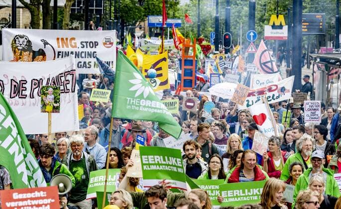 2022-06-19 15:25:21 ROTTERDAM - Participants during the climate march. With the march, the protesters spoke out against fossil fuels and the war in Ukraine. ANP ROBIN UTRECHT netherlands out - belgium out *** 2022 06 19 15 25 21 ROTTERDAM Participants during the climate march With the march, the protesters spoke out against fossil fuels and the war in Ukraine ANP ROBIN UTRECHT netherlands out belgium out  Copyright: xx x450644053x originalFilename: 450644053.jpg