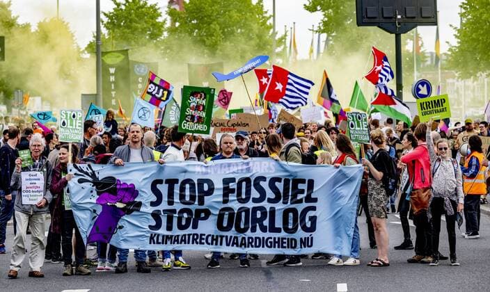 2022-06-19 14:32:11 ROTTERDAM - Participants during the climate march. With the march, the protesters spoke out against fossil fuels and the war in Ukraine. ANP ROBIN UTRECHT netherlands out - belgium out *** 2022 06 19 14 32 11 ROTTERDAM Participants during the climate march With the march, the protesters spoke out against fossil fuels and the war in Ukraine ANP ROBIN UTRECHT netherlands out belgium out  Copyright: xx x450644111x originalFilename: 450644111.jpg