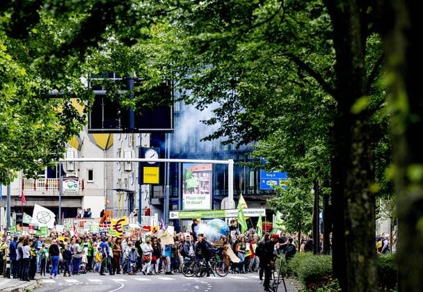 2022-06-19 14:10:38 ROTTERDAM - Participants during the climate march. With the march, the protesters spoke out against fossil fuels and the war in Ukraine. ANP ROBIN UTRECHT netherlands out - belgium out *** 2022 06 19 14 10 38 ROTTERDAM Participants during the climate march With the march, the protesters spoke out against fossil fuels and the war in Ukraine ANP ROBIN UTRECHT netherlands out belgium out  Copyright: xx x450644123x originalFilename: 450644123.jpg