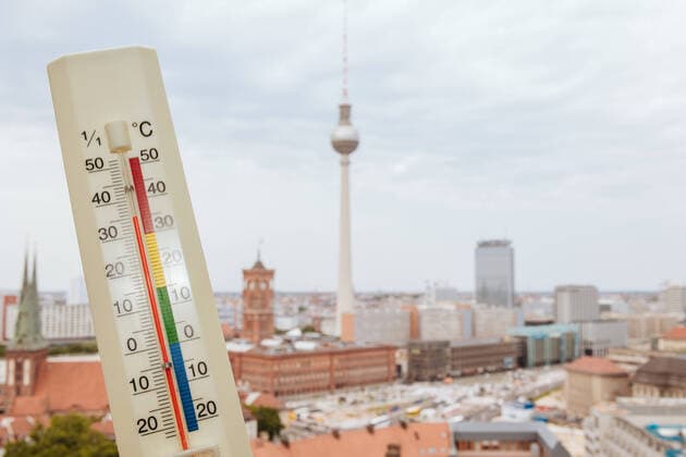 News Bilder des Tages Hitze in Berlin. Thermometer bei 35 Grad Celsius im Zentrum von Berlin Mitte. 19.06.2022, Berlin, GER - Hitze in Berlin. Thermometer bei 35 Grad Celsius im Zentrum von Berlin Mitte., Berlin Berlin Deutschland Hitze, Temperatur *** heat in Berlin thermometer at 35 degrees Celsius in the center of Berlin Mitte 19 06 2022, Berlin, GER heat in Berlin thermometer at 35 degrees Celsius in the center of Berlin Mitte , Berlin Berlin Germany heat, temperature