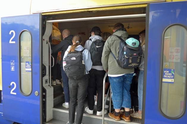 Ein überfüllter Zug der niedersächsischen Metronom-Eisenbahngesellschaft im Bahnhof von Rotenburg (Wümme) am Sonntagnachmittag, 19 Juni 2022, vor der leicht verspäteten Abfahrt nach Bremen (Linie RE 4 Hamburg - Bremen). Der große Andrang dürfte auf das günstige Neun-Euro-Ticket zurückzuführen sein. *** An overcrowded train of the Metronom railroad company of Lower Saxony in the station of Rotenburg Wümme on Sunday afternoon, 19 June 2022, before the slightly delayed departure to Bremen line RE 4 Hamburg Bremen The large rush may be due to the cheap nine euro ticket